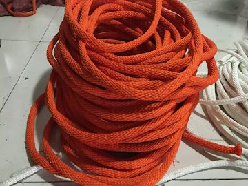 绝缘蚕丝绳；蚕丝绳；silk rope;牵引绳；起重绳